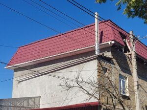 Красная металлочерепица на ломаной кровле. Совесткий